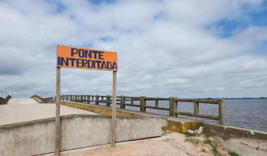 Moradores retiram bloqueios da ponte da Ilha dos Marinheiros após paralisação de balsa em Rio Grande