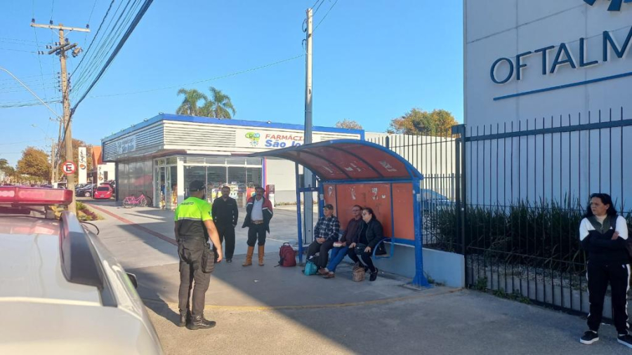 Agentes de trânsito e transporte orientam população sobre greve do transporte coletivo em Rio Grande